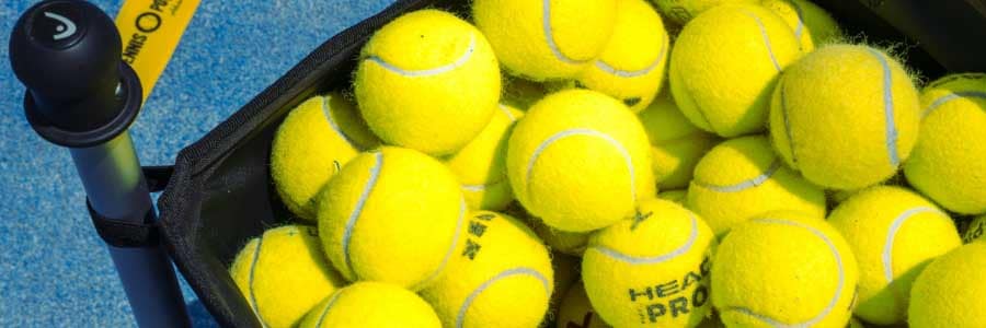 Tennisbälle in einem Behälter